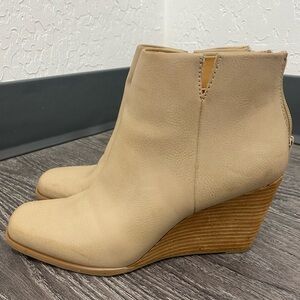 Kork Oliana Wedge Bootie In Cream